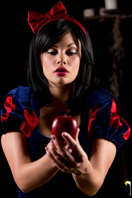Busty Riley Steele gets her pussy licked & toyed in erotic Snow White parody